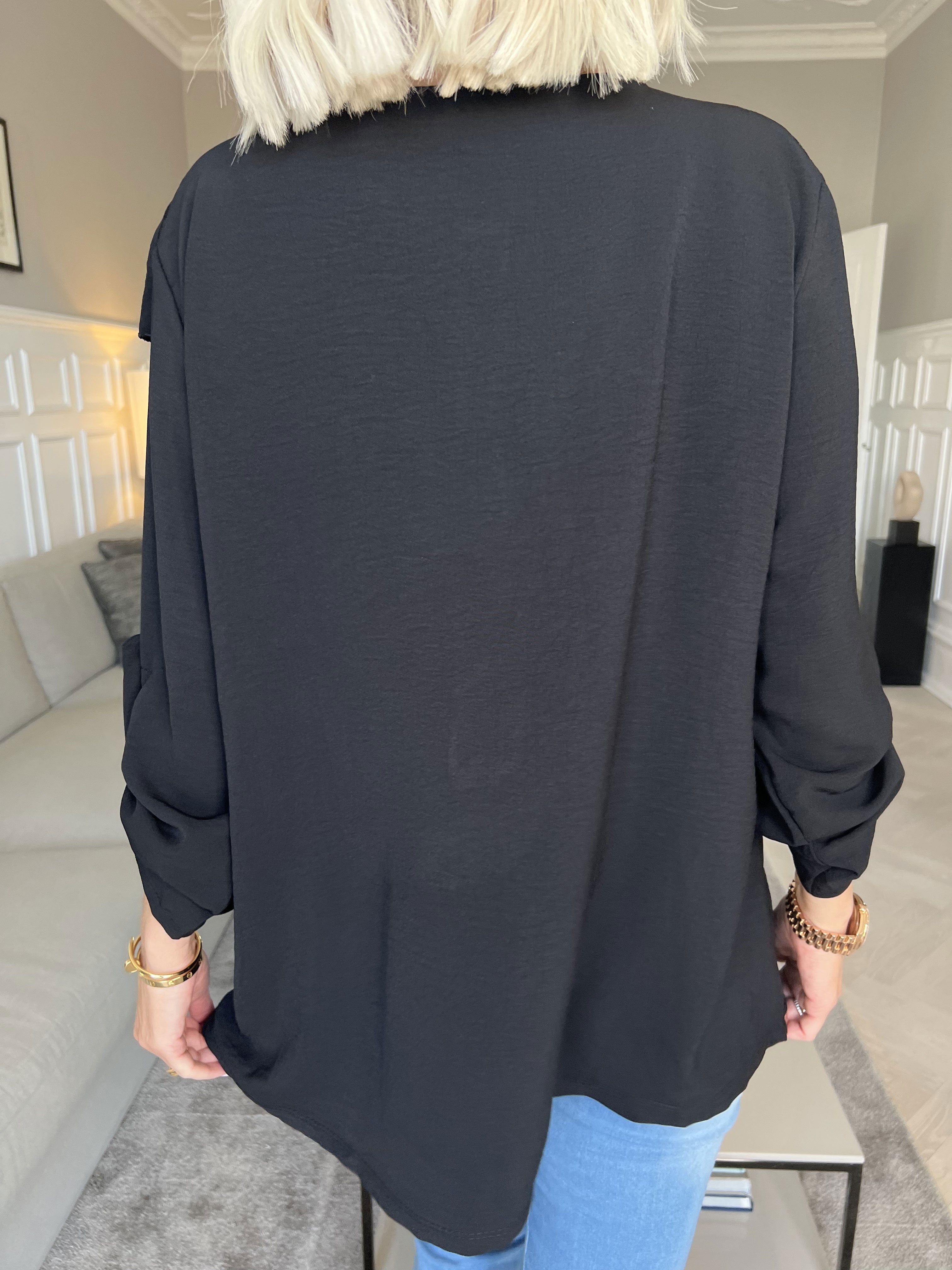 Nicola - Sød bluse med flæser og knapper